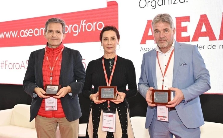 Luis Miguel, con otros compañeros del sector, recogen una placa conmemorativa.
