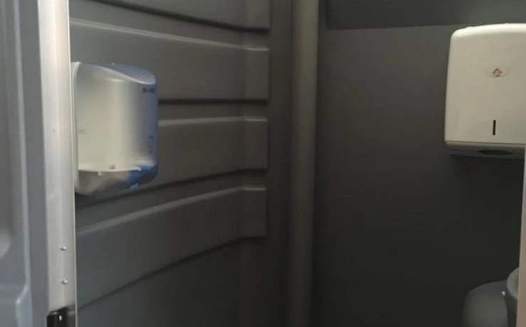 Baño portátil con iluminación y ventilación