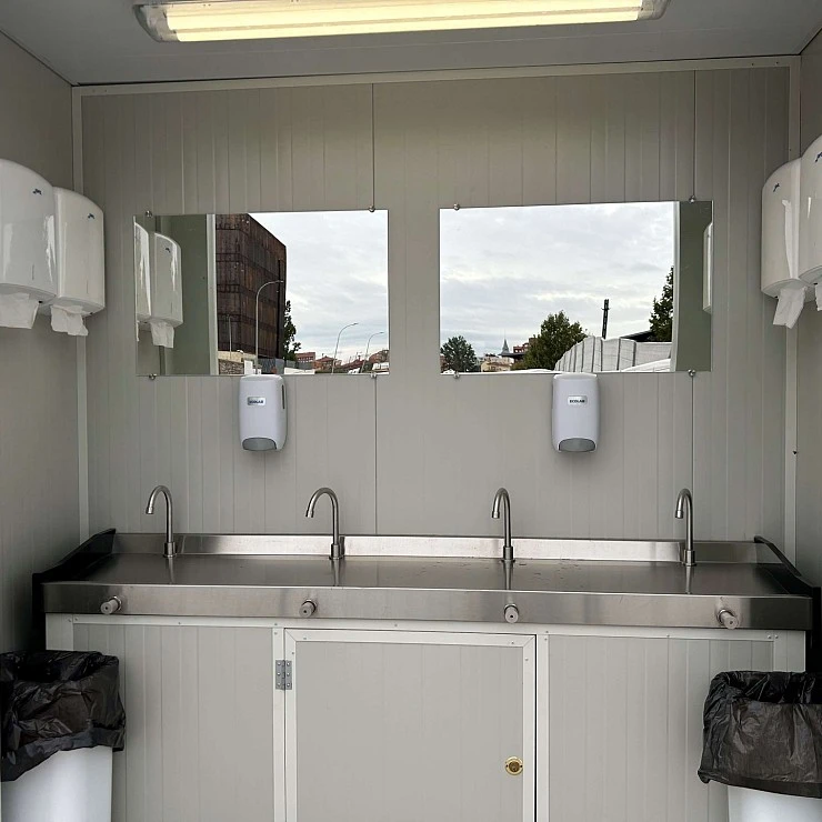 Módulo de baños 14 puertas