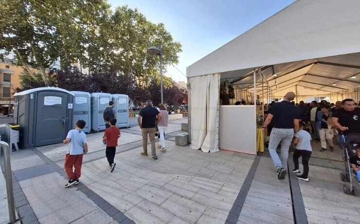 WC portátil para discapacitados en un evento