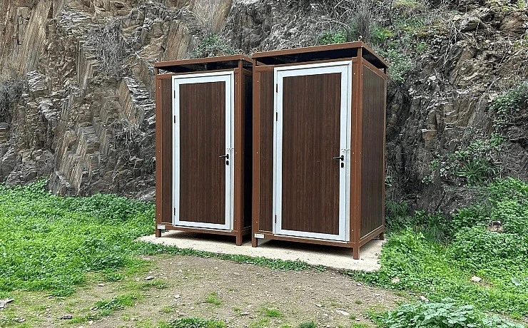 Baños portátiles cercanos a una playa